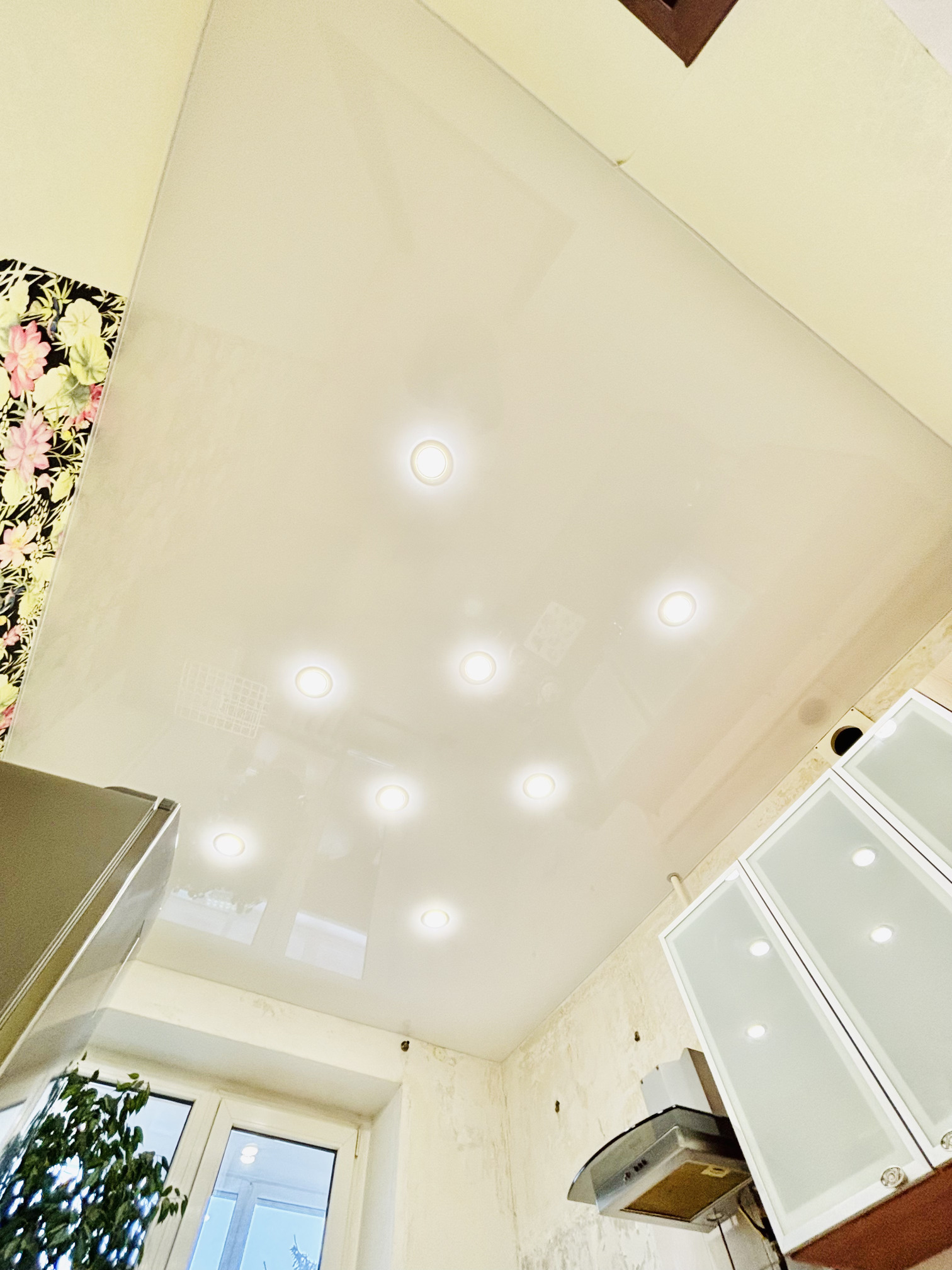 Натяжной потолок на кухне, пример 16